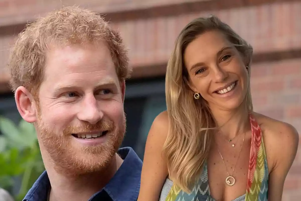 El príncipe Harry pelirrojo con barba sonríe mientras Chelsy Davy con vestido colorido también sonríe frente a un fondo de ladrillos.