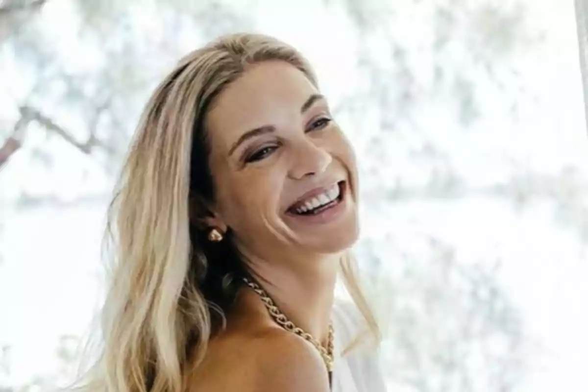 Chelsy Davy rubia sonriendo con fondo desenfocado de árboles y luz natural Chelsy Davy rubia sonriendo con fondo desenfocado de árboles y luz natural