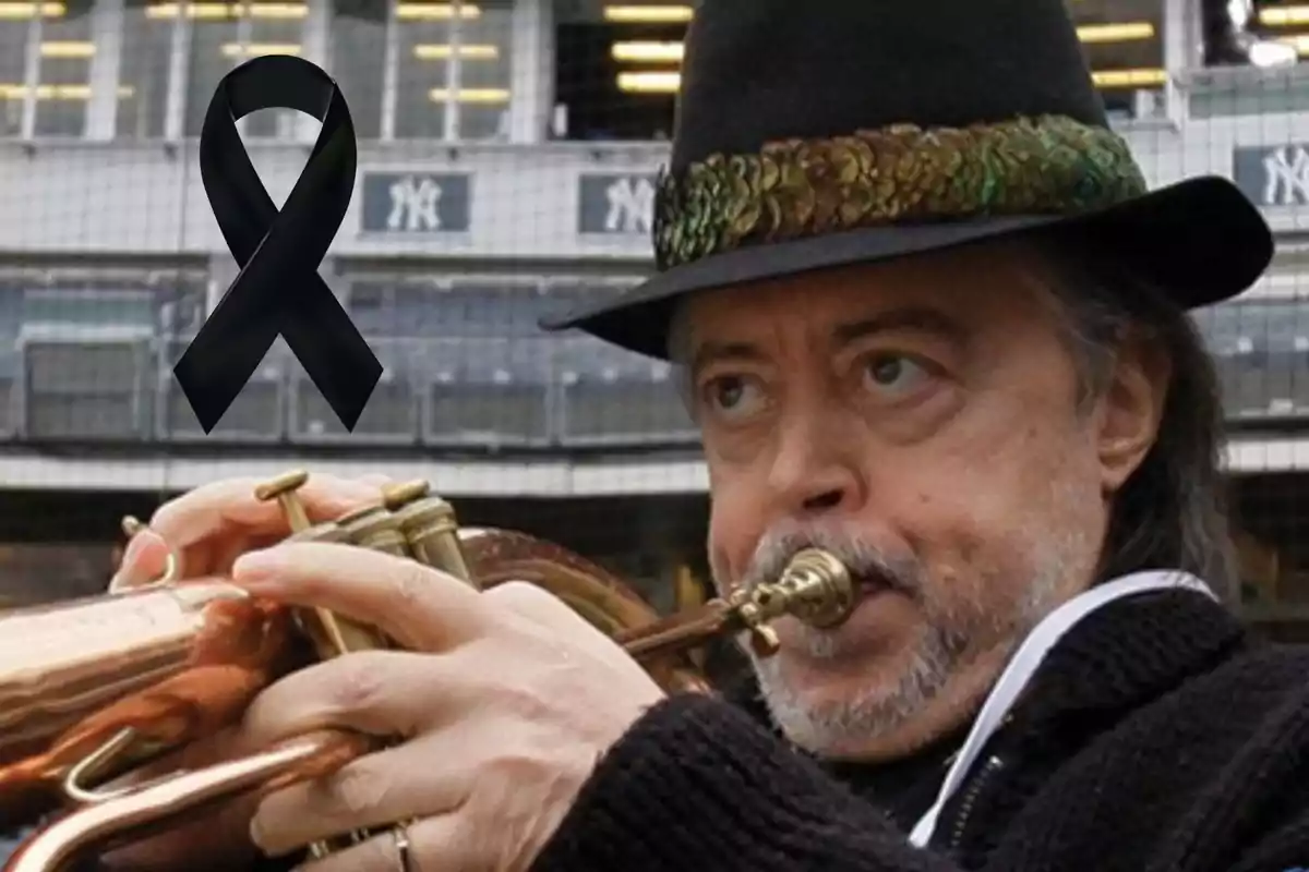 Chuck Mangione con sombrero tocando un instrumento de viento y un moño negro de luto en el fondo