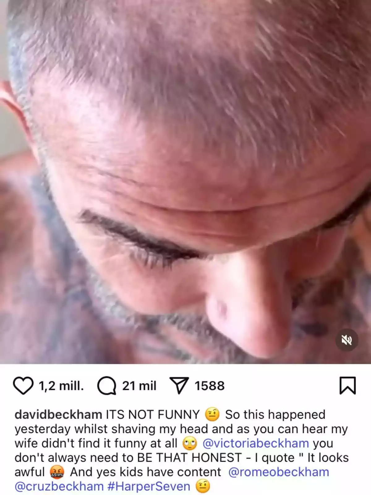 David Beckham con la cabeza rapada se mira hacia abajo mostrando su nuevo corte de cabello David Beckham con la cabeza rapada se mira hacia abajo mostrando su nuevo corte de cabello