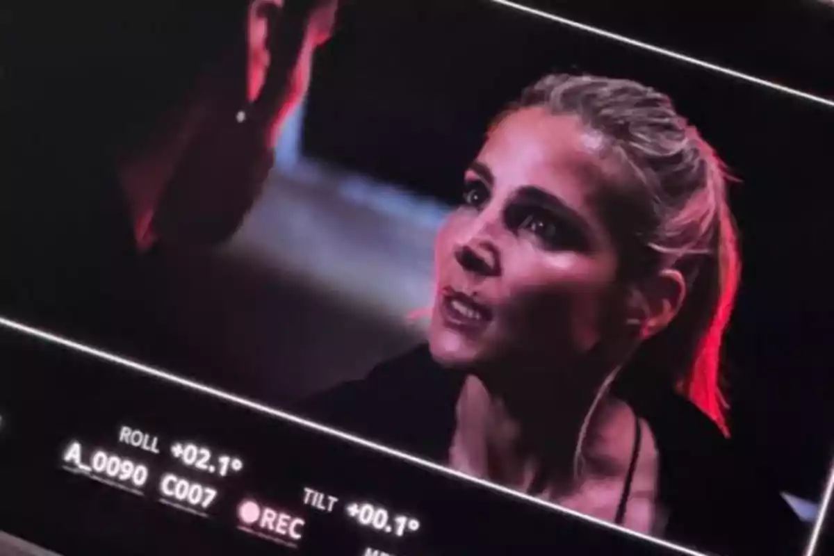 Elsa Pataky rubia con expresión seria mirando a un hombre en una escena de grabación cinematográfica Elsa Pataky rubia con expresión seria mirando a un hombre en una escena de grabación cinematográfica
