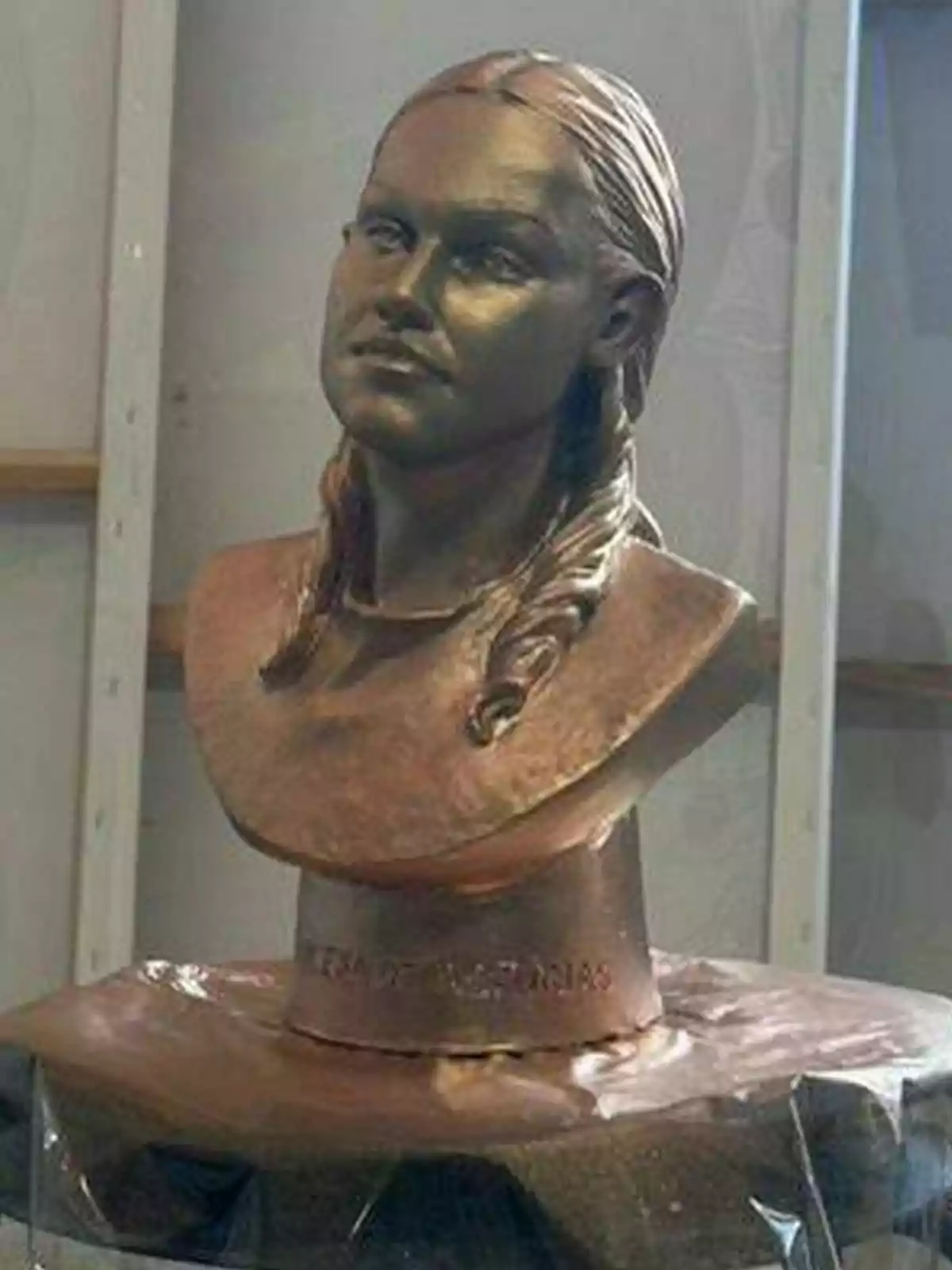 Bust de bronze de la princesa Leonor amb els cabells recollits en dues trenes sobre un pedestal. Bust de bronze de la princesa Leonor amb els cabells recollits en dues trenes sobre un pedestal.