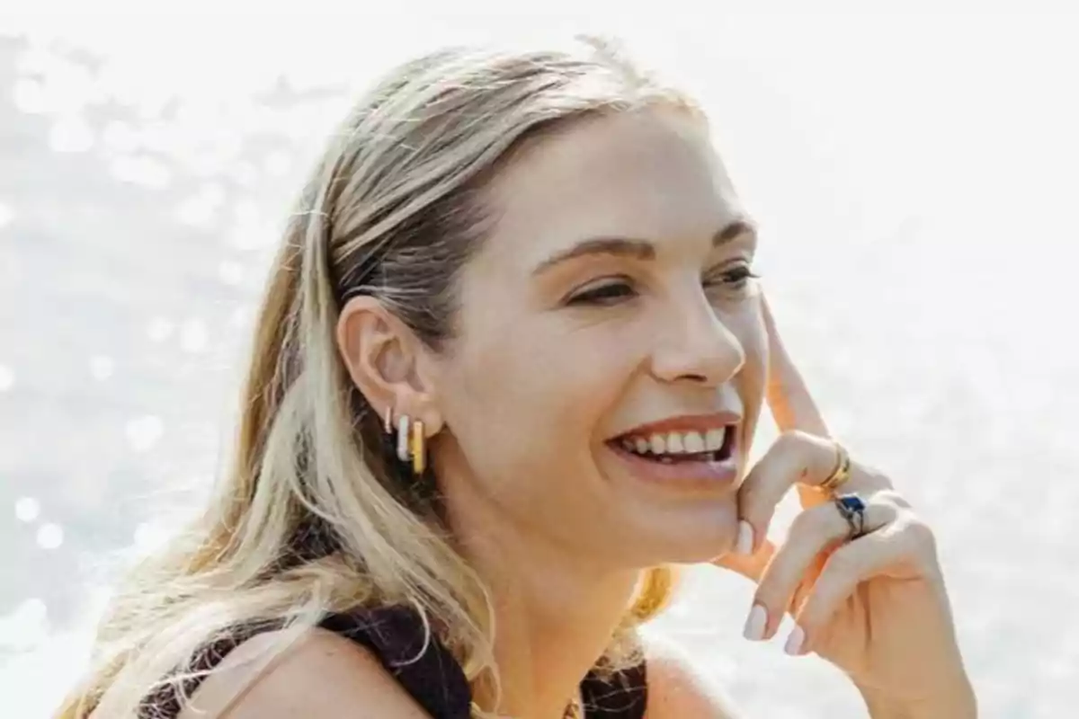 Chelsy Davy sonriendo mientras apoya su mano en el rostro con un fondo claro y desenfocado Chelsy Davy sonriendo mientras apoya su mano en el rostro con un fondo claro y desenfocado