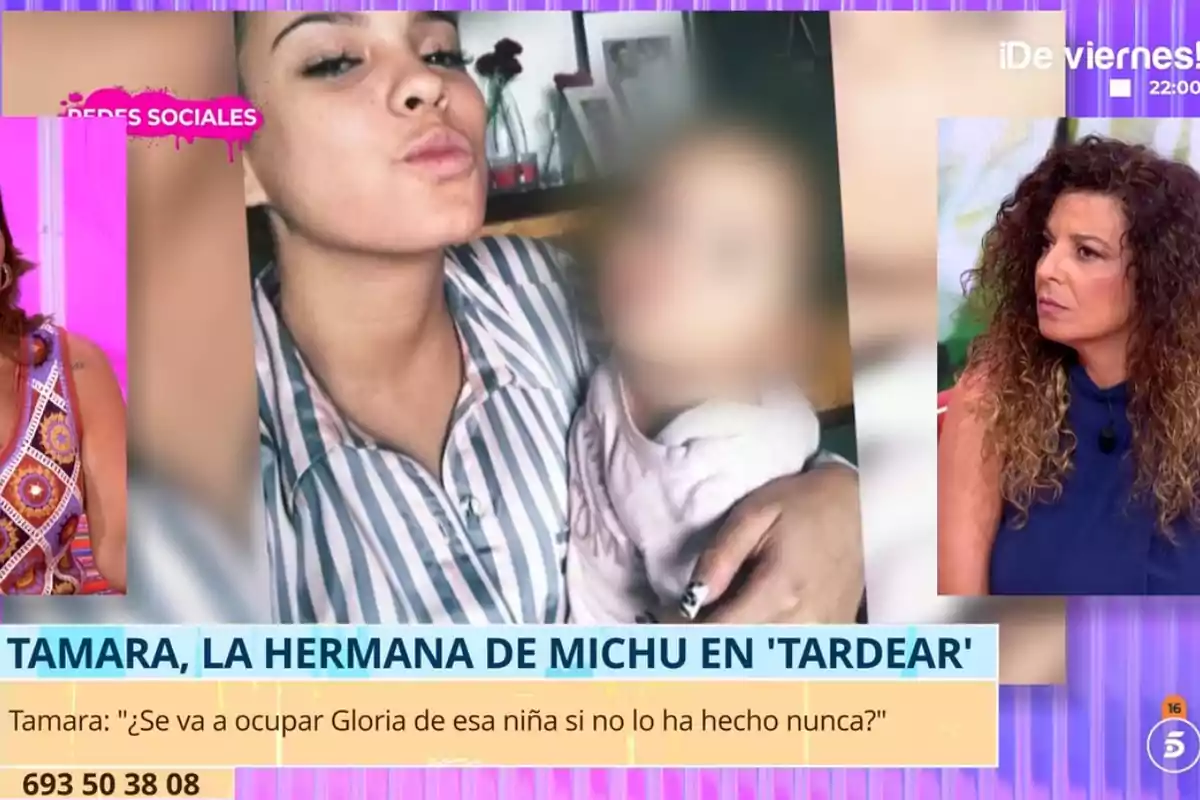 Una dona amb els cabells arrissats i vestit blau observa una pantalla on apareix una foto d’una jove amb una nena en braços, el rostre de la qual està difuminat, en un programa de televisió amb gràfics i textos a la part inferior.