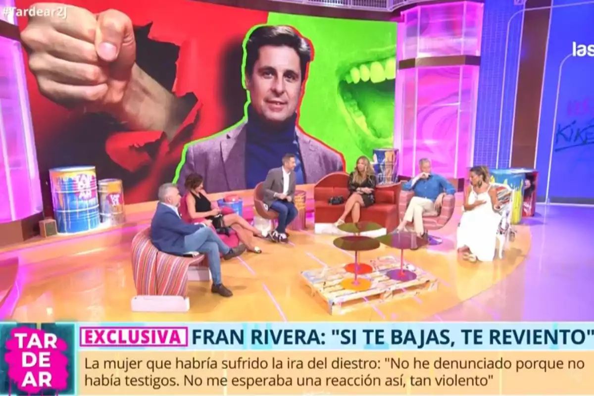Un grupo de personas participa en un programa de televisión con un fondo colorido que muestra una imagen de un hombre, un puño y una boca abierta, mientras en la parte inferior aparece un titular sobre una exclusiva relacionada con Fran Rivera Un grupo de personas participa en un programa de televisión con un fondo colorido que muestra una imagen de un hombre, un puño y una boca abierta, mientras en la parte inferior aparece un titular sobre una exclusiva relacionada con Fran Rivera
