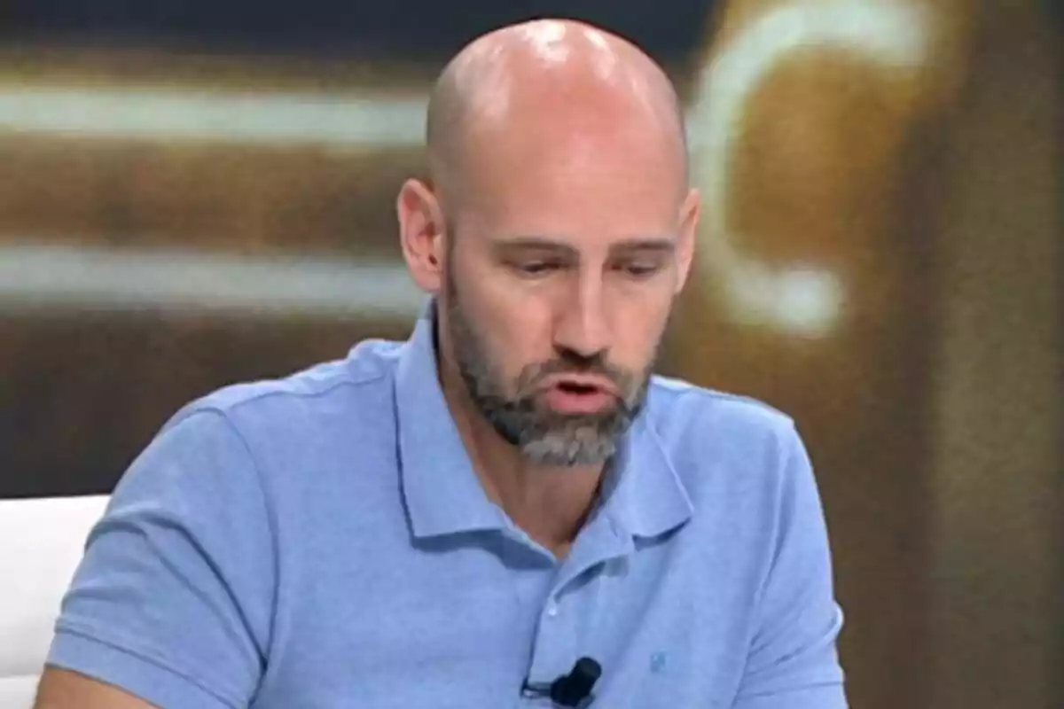 Gonzalo Miró with a beard and a light blue t-jersey speaking on a television show. Gonzalo Miró with a beard and a light blue t-jersey speaking on a television show.