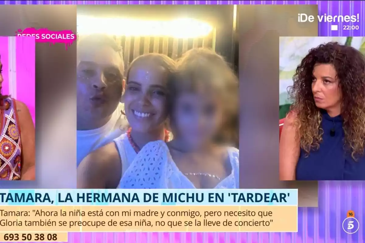 En un programa de televisió, una dona de cabell arrissat i vestit blau observa una pantalla on es mostra una foto de tres persones, dos adults somrients i una nena amb la cara difuminada, al costat d’un titular sobre la Tamara, la germana de la Michu, i un missatge a la part inferior.
