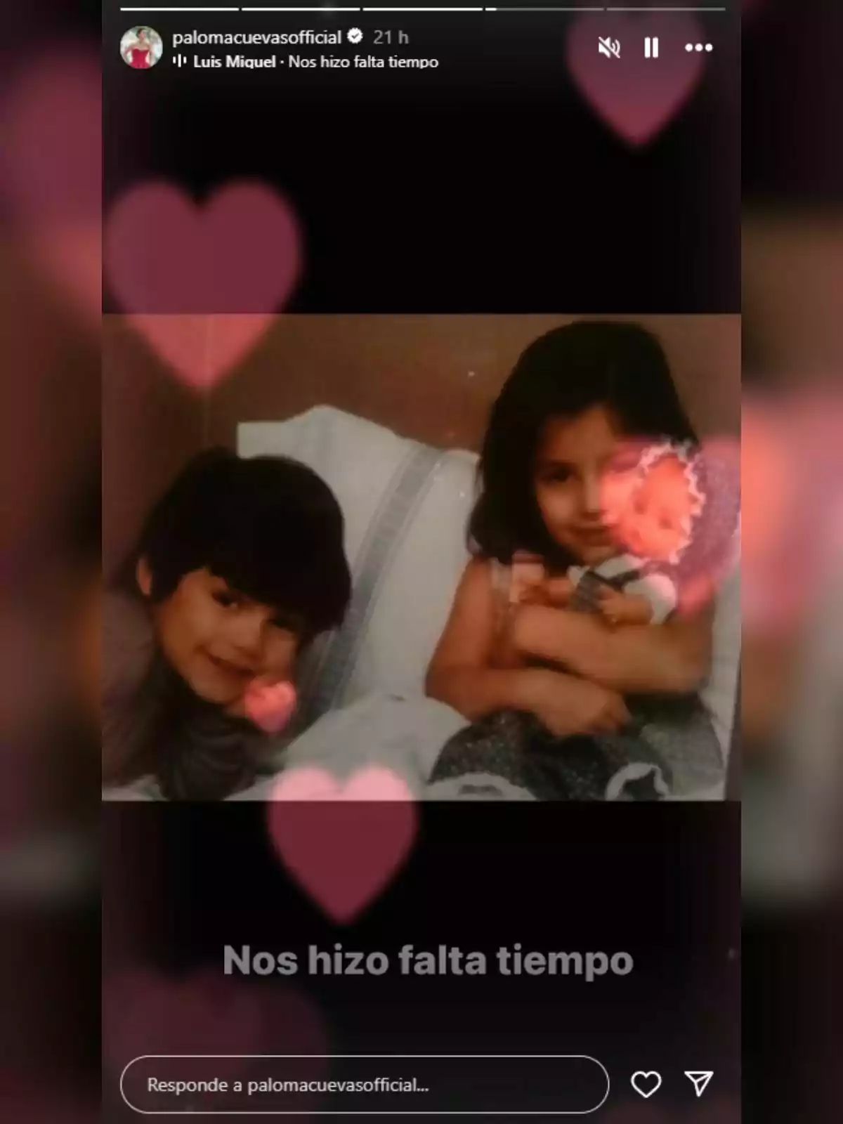 Dos niñas pequeñas -una de ellas es Paloma Cuevas- sentadas en una cama, una de ellas sostiene una muñeca y ambas están rodeadas de corazones rosados desenfocados, con el texto Nos hizo falta tiempo en la parte inferior. Dos niñas pequeñas -una de ellas es Paloma Cuevas- sentadas en una cama, una de ellas sostiene una muñeca y ambas están rodeadas de corazones rosados desenfocados, con el texto Nos hizo falta tiempo en la parte inferior.