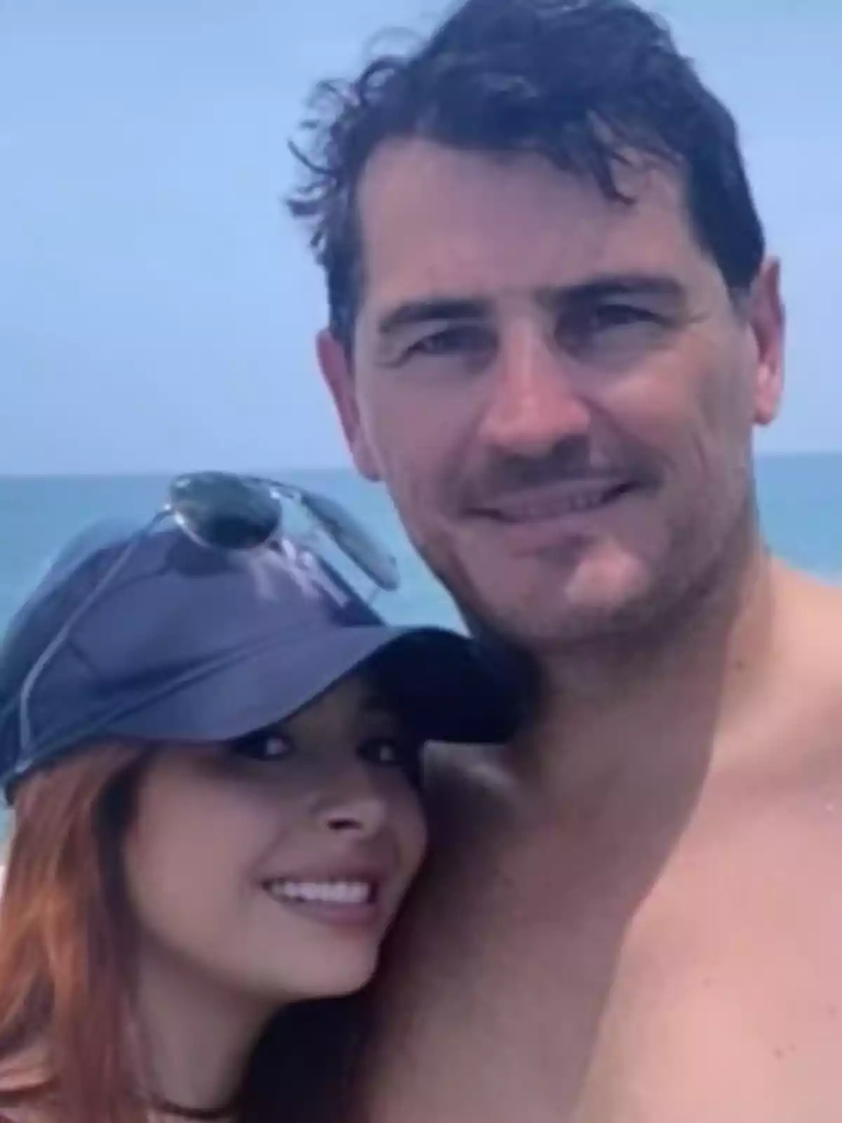 Iker Casillas y Juliana Pantoja sonrientes posando en la playa con el mar de fondo Iker Casillas y Juliana Pantoja sonrientes posando en la playa con el mar de fondo