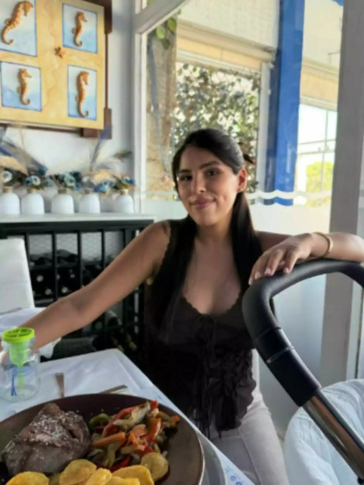 Isa Pantoja asseguda en un restaurant al costat d’una taula amb menjar i un cotxet de nadó al davant. Isa Pantoja asseguda en un restaurant al costat d’una taula amb menjar i un cotxet de nadó al davant.