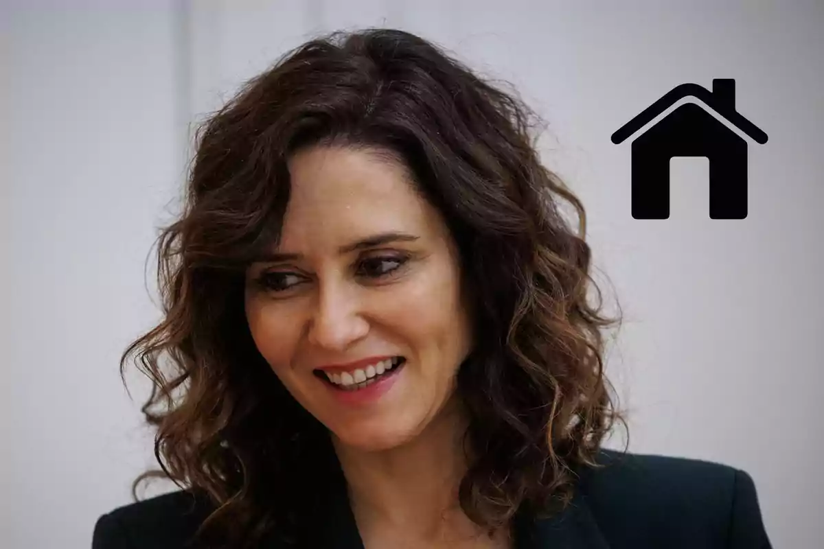 Isabel Díaz Ayuso de cabello rizado sonriente con un ícono de casa en la esquina superior derecha