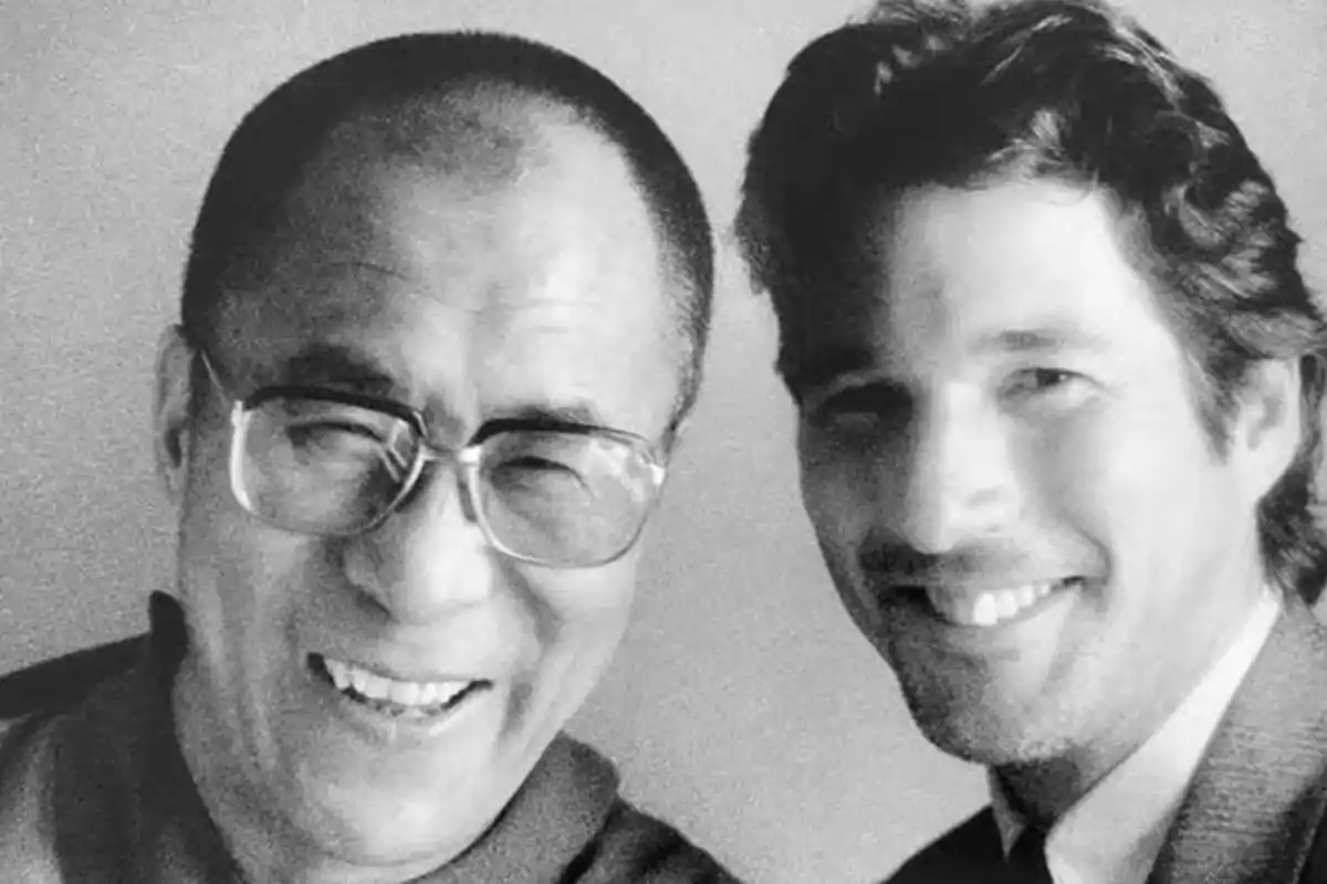Richard Gere y el Dalái Lama sonríen juntos en una fotografía en blanco y negro Richard Gere y el Dalái Lama sonríen juntos en una fotografía en blanco y negro