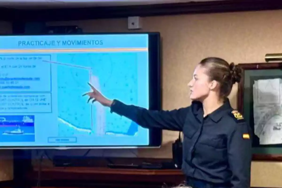 Woman in military uniform pointing at a screen during a presentation on piloting and maritime movements Woman in military uniform pointing at a screen during a presentation on piloting and maritime movements