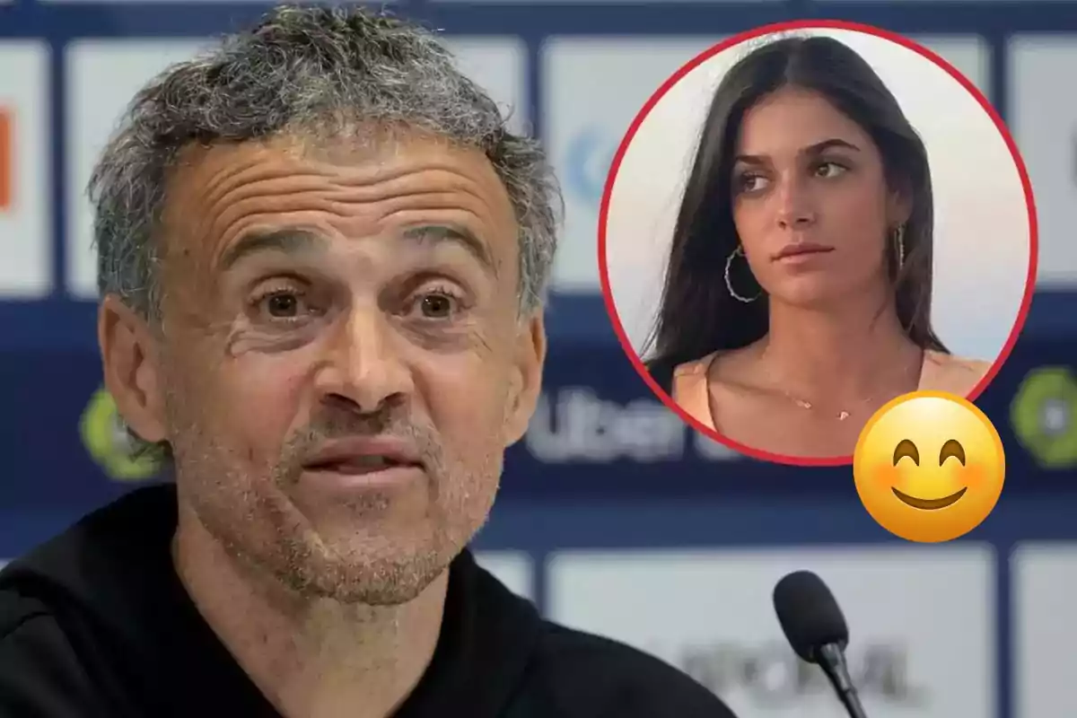 Luis Enrique de cabello canoso hablando en una conferencia de prensa con la imagen de Sira Martínez joven en un círculo rojo y un emoji sonriente superpuesto