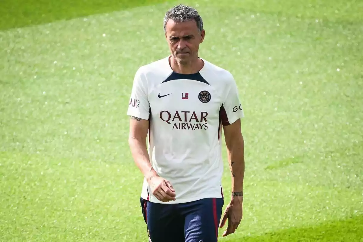 Hombre con camiseta blanca del PSG caminando sobre el césped Hombre con camiseta blanca del PSG caminando sobre el césped