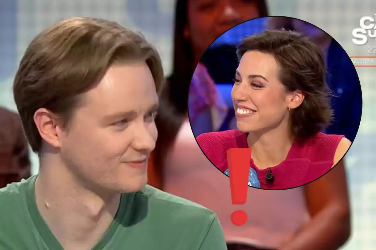 Manu con camiseta verde sonríe mientras en un círculo sobrepuesto aparece Rosa de cabello corto y oscuro con vestido rosa, también sonriendo, junto a un signo de exclamación rojo