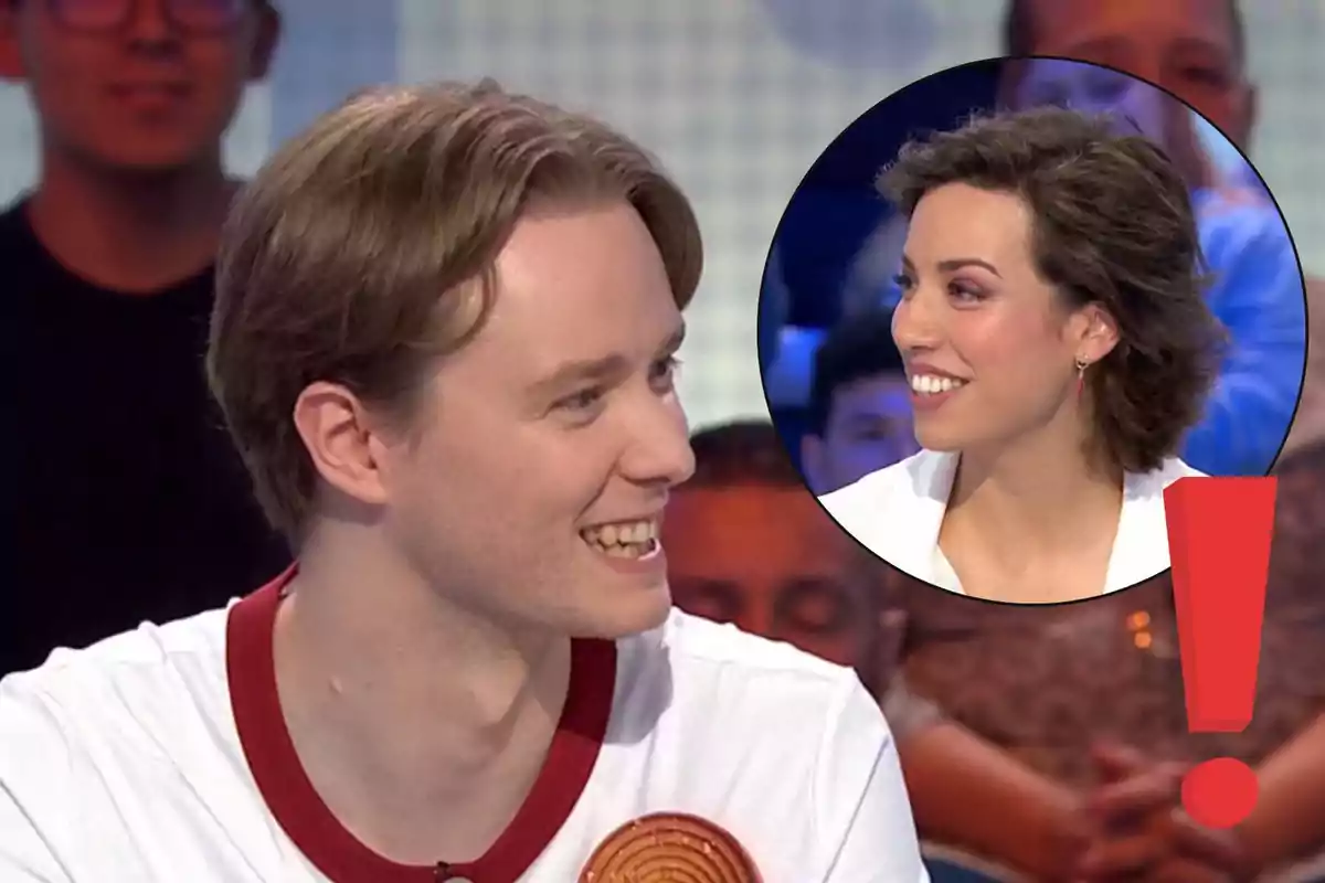 Manu sonriente con camiseta blanca y detalles rojos aparece en primer plano mientras en la esquina superior derecha se muestra el rostro de Rosa también sonriente dentro de un círculo y un signo de exclamación rojo