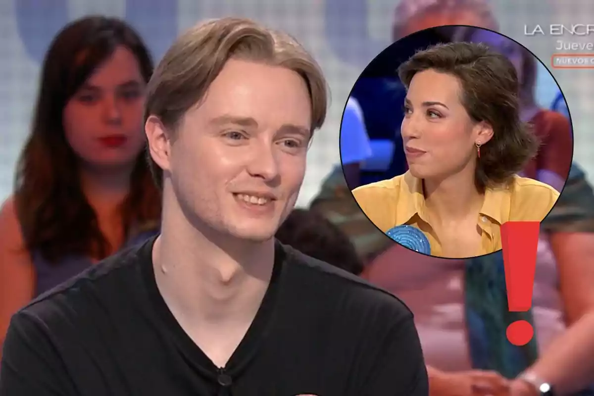 Un jove somrient en un programa de televisió amb una imatge circular d’una dona a la cantonada superior dreta i un signe d’exclamació vermell