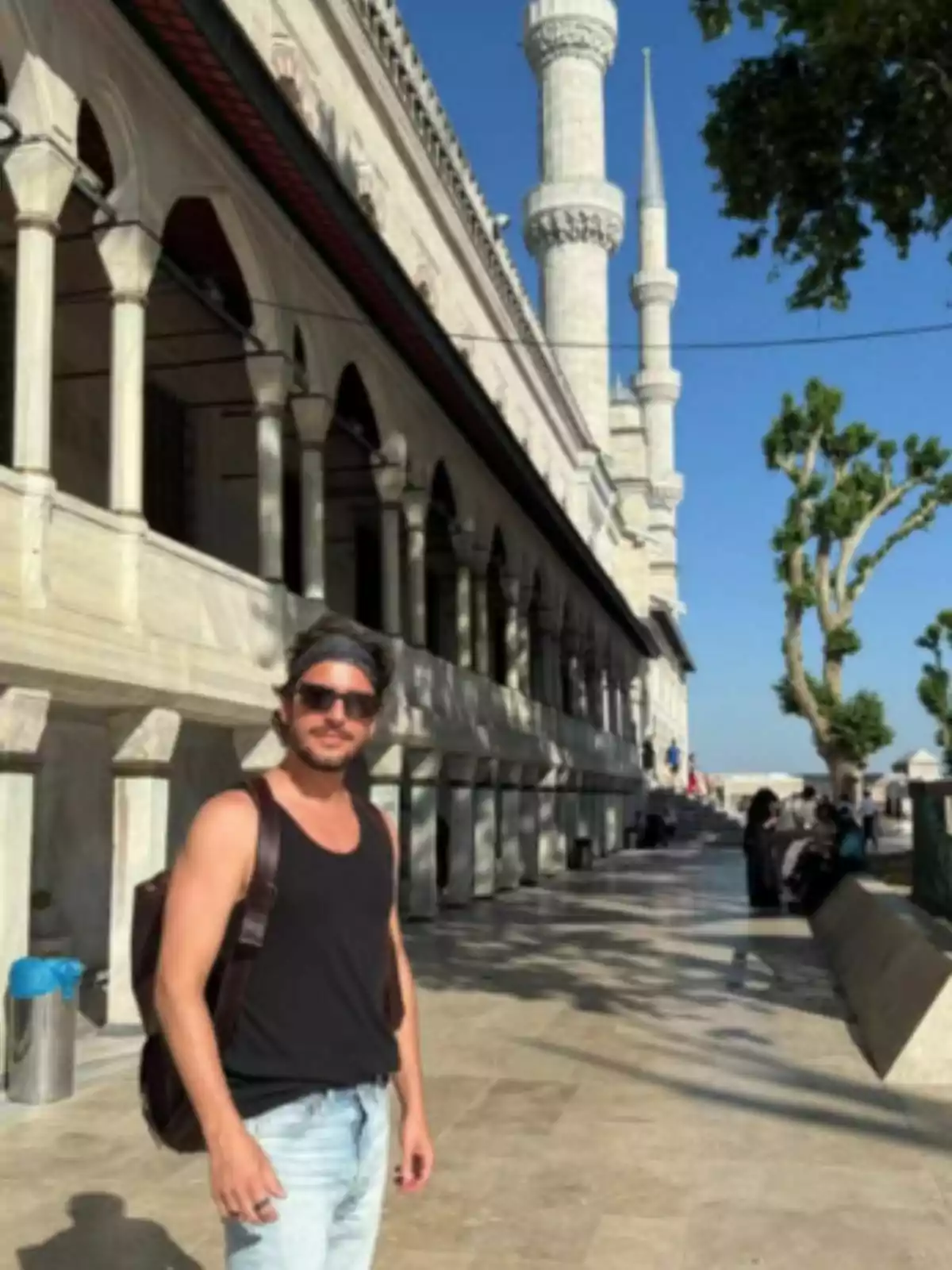 Manu Carrasco amb ulleres de sol i motxilla posant davant d’una mesquita amb minarets en un dia assolellat a Turquia. Manu Carrasco amb ulleres de sol i motxilla posant davant d’una mesquita amb minarets en un dia assolellat a Turquia.