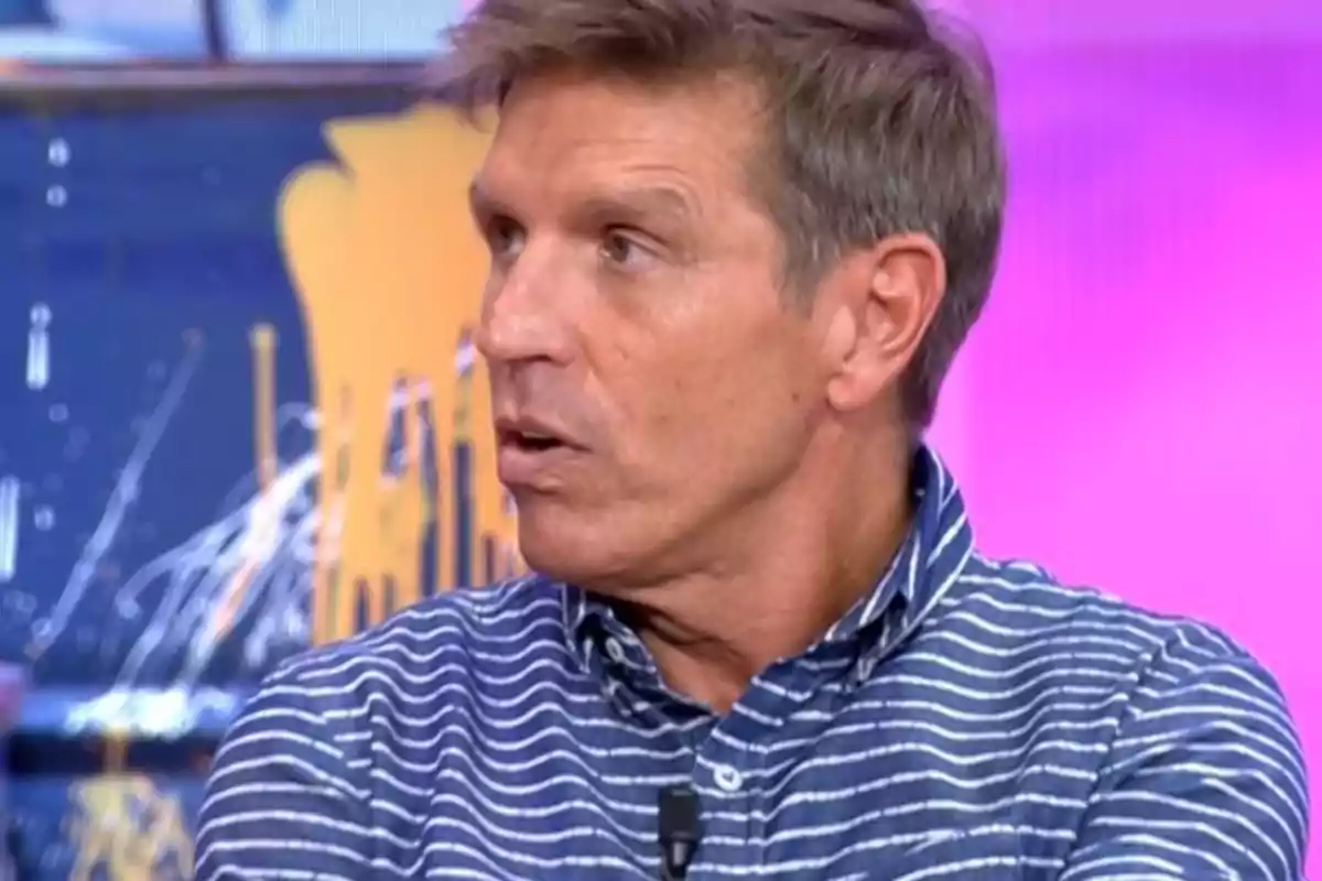 Manuel Díaz ‘El Cordobés’ de cabello corto y canoso con camisa de rayas azules y blancas mirando hacia la izquierda en un set de televisión con fondo colorido Manuel Díaz ‘El Cordobés’ de cabello corto y canoso con camisa de rayas azules y blancas mirando hacia la izquierda en un set de televisión con fondo colorido