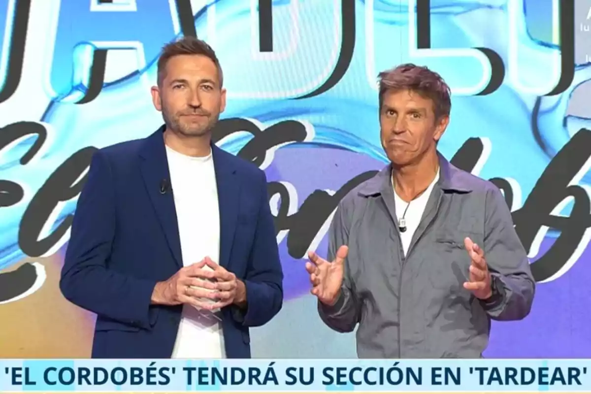 Manuel Díaz ‘El Cordobés’ y Frank Blanco de pie en un plató con fondo colorido y un rótulo en la parte inferior que anuncia una nueva sección en el programa TardeAR Manuel Díaz ‘El Cordobés’ y Frank Blanco de pie en un plató con fondo colorido y un rótulo en la parte inferior que anuncia una nueva sección en el programa TardeAR