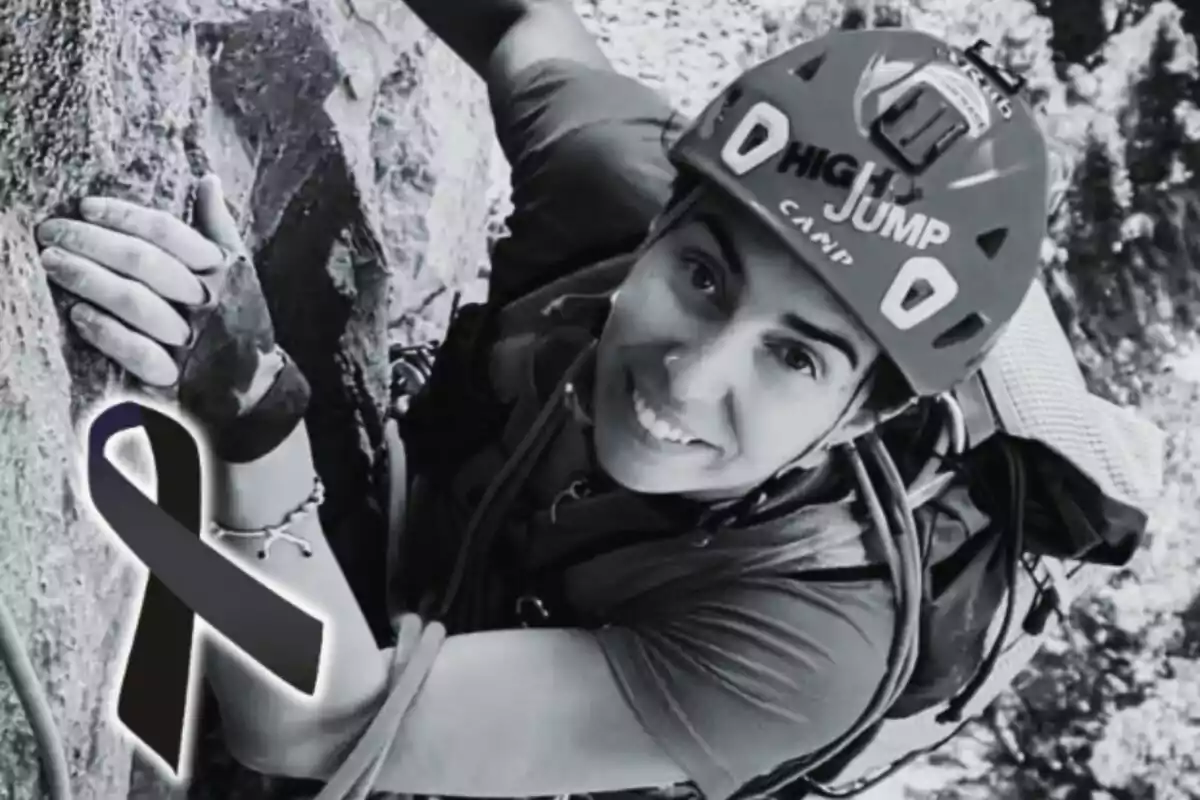 Persona escalant una roca amb casc i equip de seguretat, que és Marta Jiménez, col·laboradora d’'El Hormiguero', a la cantonada inferior esquerra apareix una franja negra de dol.