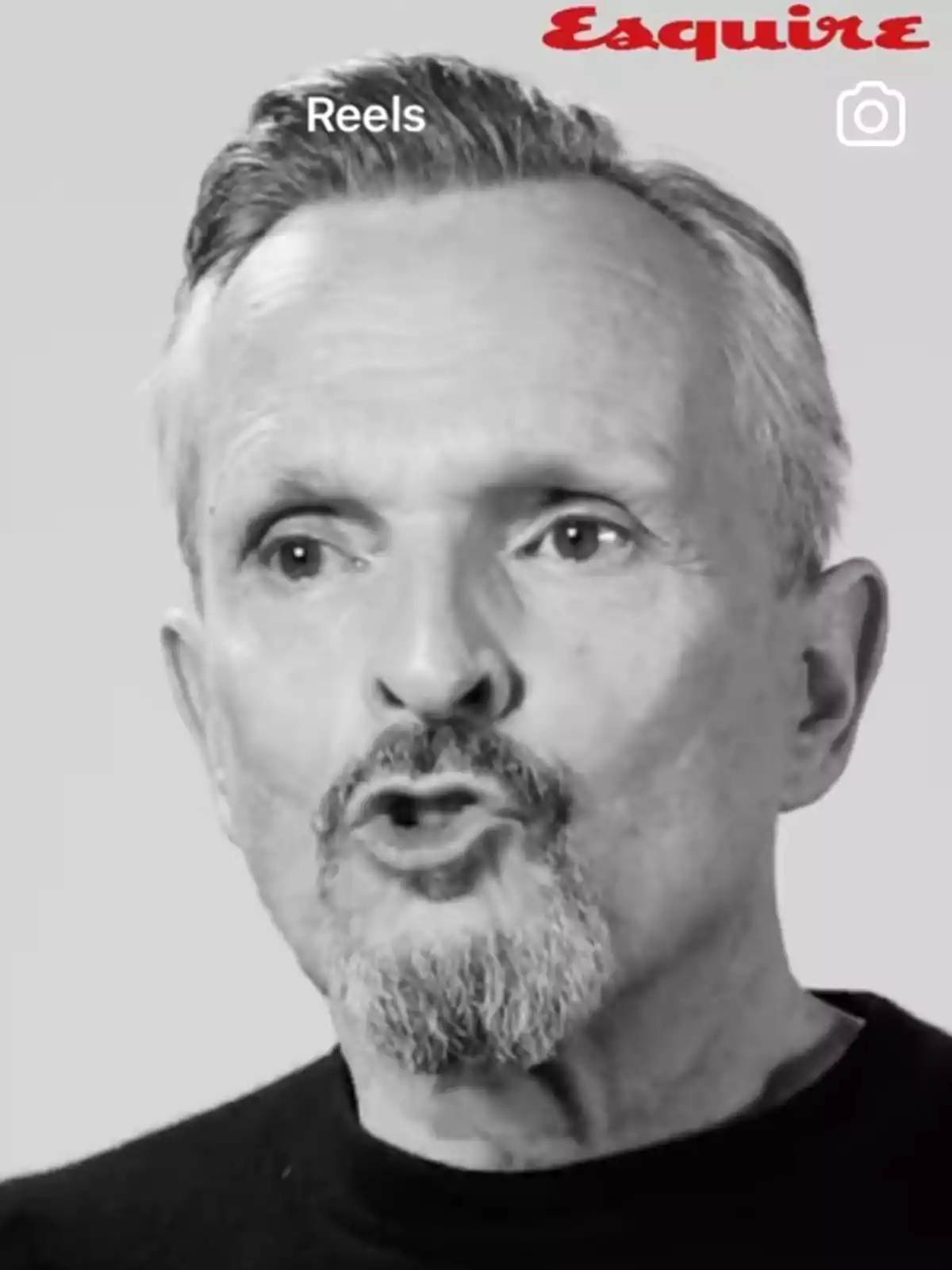 Miguel Bosé de cabello canoso y barba corta aparece en primer plano en una imagen en blanco y negro con el logo de Esquire en la esquina superior derecha Miguel Bosé de cabello canoso y barba corta aparece en primer plano en una imagen en blanco y negro con el logo de Esquire en la esquina superior derecha