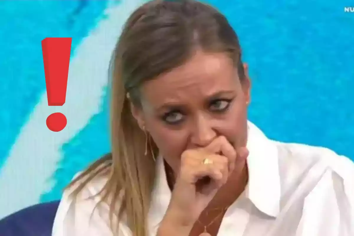 Pepa Romero con expresión preocupada y un gran signo de exclamación rojo a su lado sobre fondo azul