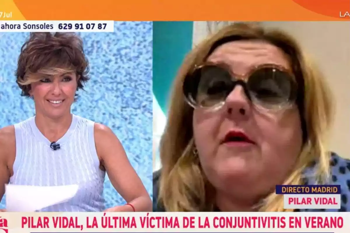 Dues dones participen en un programa de televisió, una a l’estudi somrient i l’altra en videotrucada amb ulleres grans, amb un titular sobre la conjuntivitis a l’estiu. Dues dones participen en un programa de televisió, una a l’estudi somrient i l’altra en videotrucada amb ulleres grans, amb un titular sobre la conjuntivitis a l’estiu.
