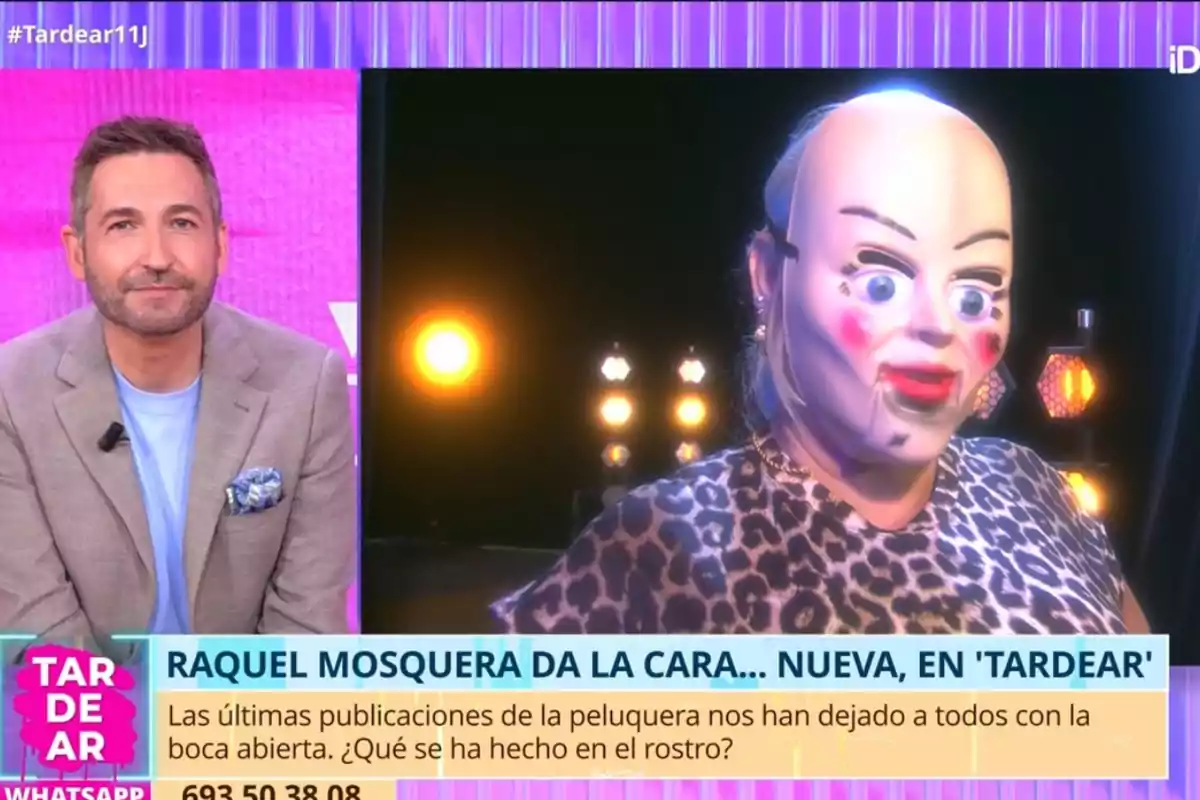 Un presentador de televisió està assegut a l'esquerra mentre una persona amb una màscara de cara exagerada i vestida amb roba d'estampat animal apareix a la dreta en un plató il·luminat, amb un rètol a la part inferior que esmenta Raquel Mosquera i un programa anomenat Tardear.