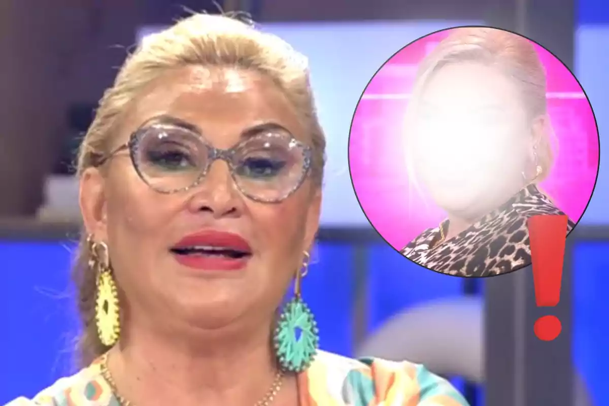 Raquel Mosquera rubia con gafas grandes y pendientes llamativos en primer plano con un círculo resaltado que muestra a otra persona con el rostro difuminado y un signo de exclamación rojo sobre fondo de estudio televisivo
