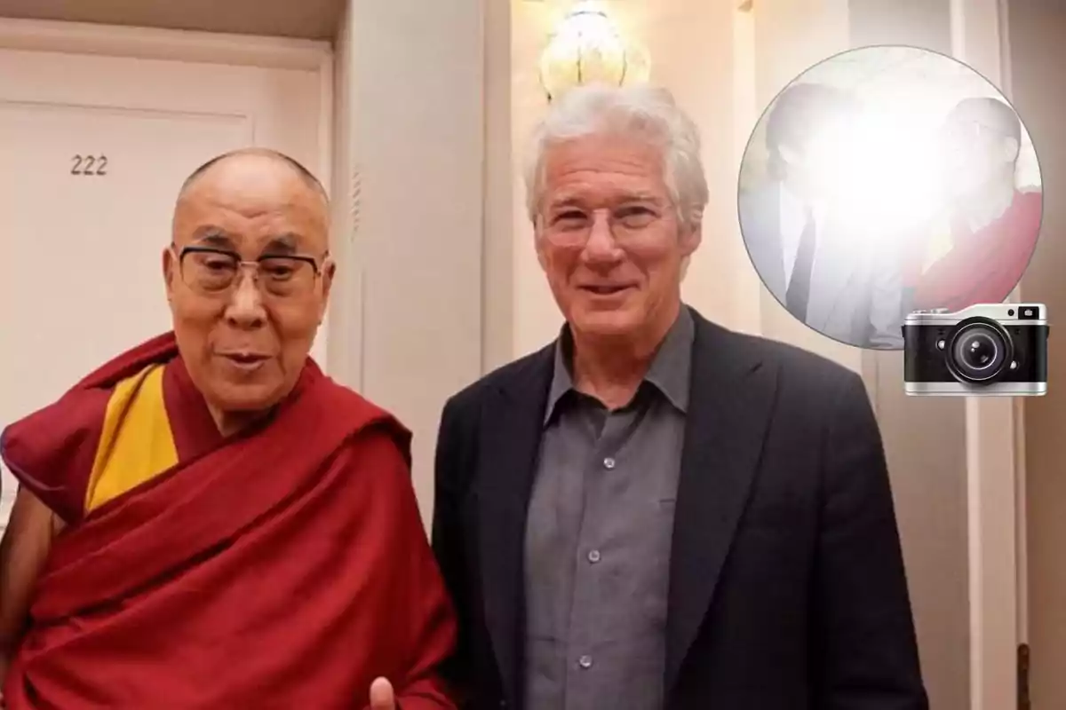 Richard Gere y el Dalái Lama posan juntos en un pasillo, uno de ellos lleva túnica roja y amarilla, el otro viste traje oscuro, en la esquina superior derecha hay un círculo con una foto antigua parcialmente cubierta por un destello y un ícono de cámara fotográfica.