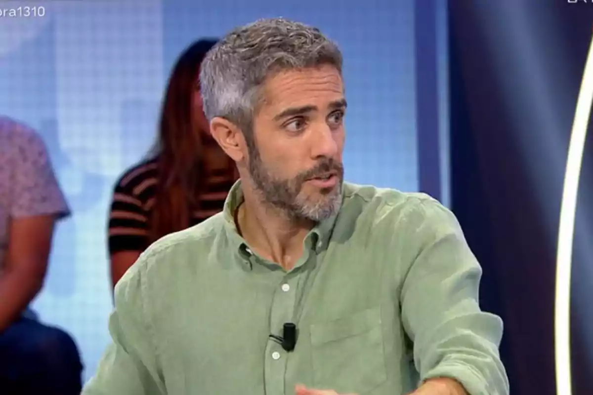 Roberto Leal de cabello canoso y barba con camisa verde claro participando en un programa de televisión Roberto Leal de cabello canoso y barba con camisa verde claro participando en un programa de televisión