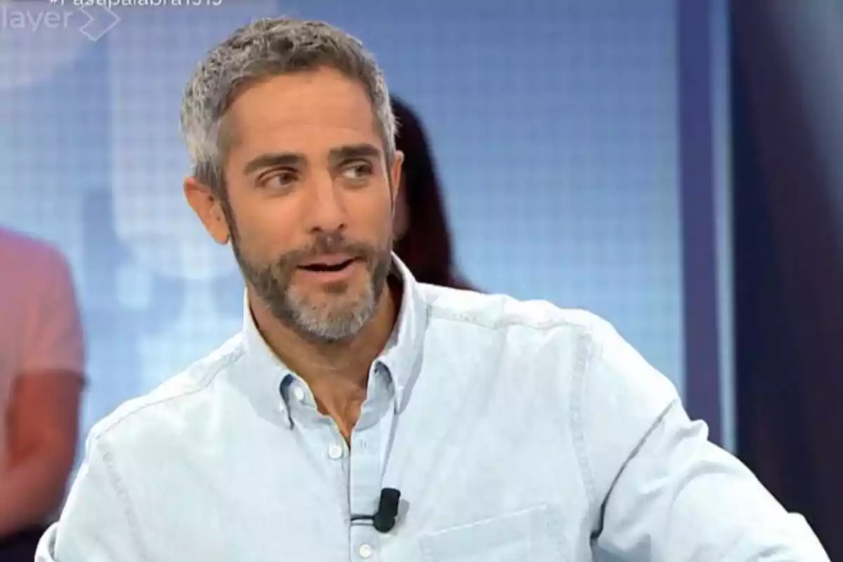 Roberto Leal de cabello corto y barba canosa con camisa clara participando en un programa de televisión Roberto Leal de cabello corto y barba canosa con camisa clara participando en un programa de televisión