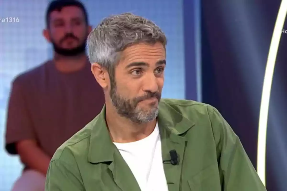 Roberto Leal de cabello canoso y barba con chaqueta verde y camiseta blanca participando en un programa de televisión Roberto Leal de cabello canoso y barba con chaqueta verde y camiseta blanca participando en un programa de televisión