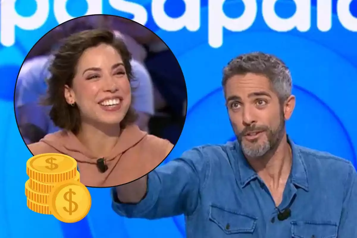 Rosa y Roberto Leal en un programa de concursos con fondo azul, una mujer sonriente en un círculo y monedas doradas dibujadas en la esquina
