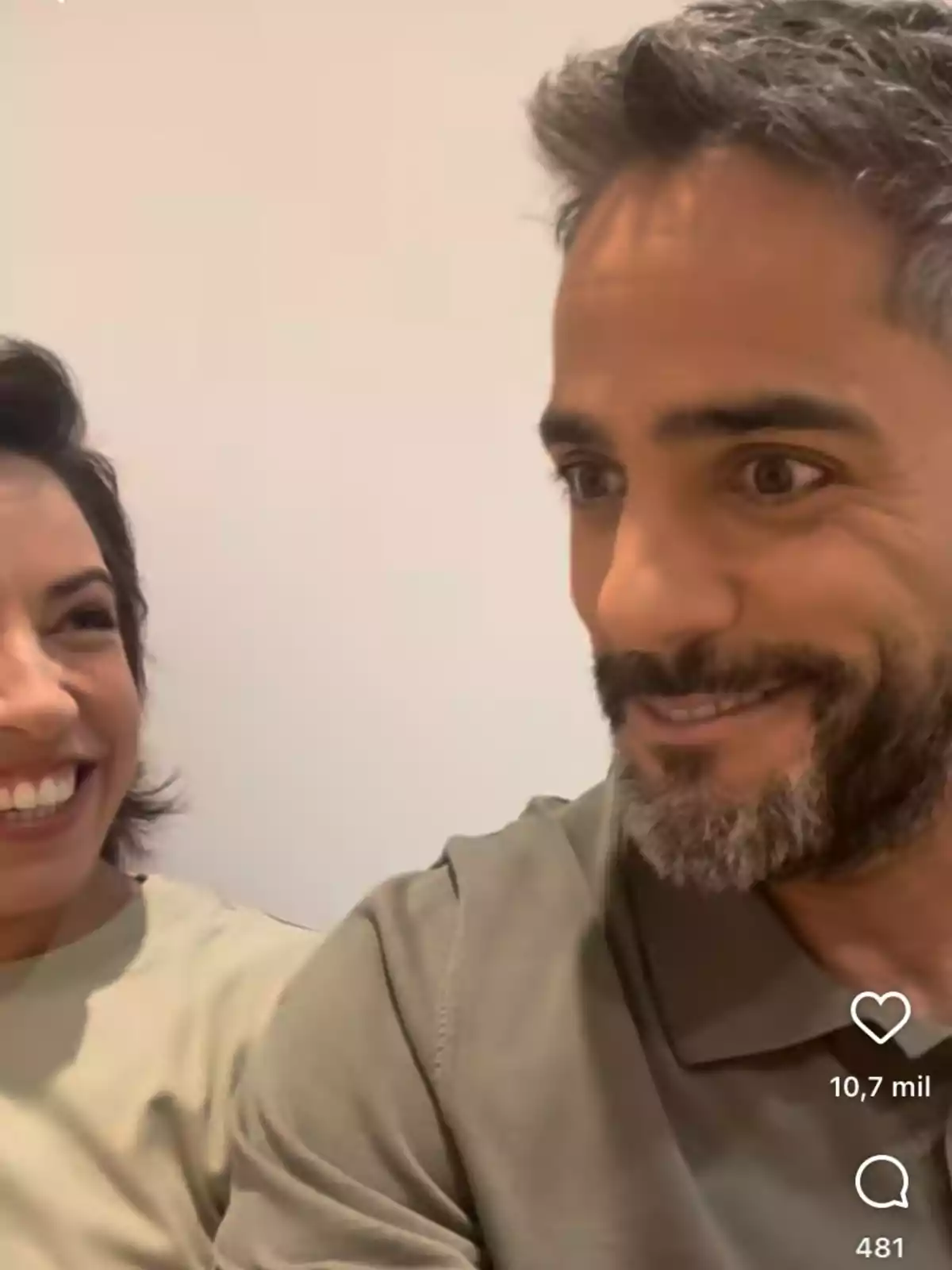 Dues persones somriuen i es miren amb complicitat mentre estan assegudes juntes Dues persones somriuen i es miren amb complicitat mentre estan assegudes juntes