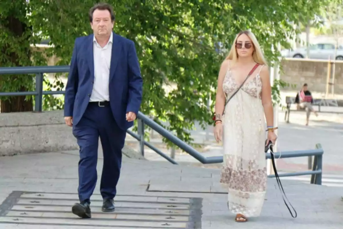 Rocío Flores arriba juntament amb el seu advocat, Iván Hernández, a l'Audiència Provincial de Madrid pel judici amb la productora 'La Fábrica de la Tele' el 23 de juny de 2025, a Madrid. Rocío Flores arriba juntament amb el seu advocat, Iván Hernández, a l'Audiència Provincial de Madrid pel judici amb la productora 'La Fábrica de la Tele' el 23 de juny de 2025, a Madrid.