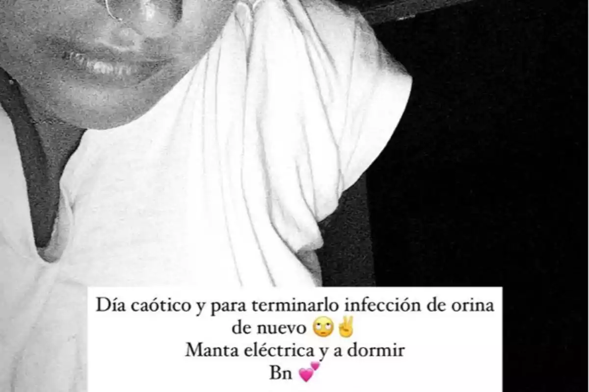 Persona amb samarreta blanca en una foto en blanc i negre, acompanyada d’un text que esmenta un dia caòtic, una infecció d’orina, l’ús d’una manta elèctrica i desitjos de bona nit amb emojis. Persona amb samarreta blanca en una foto en blanc i negre, acompanyada d’un text que esmenta un dia caòtic, una infecció d’orina, l’ús d’una manta elèctrica i desitjos de bona nit amb emojis.