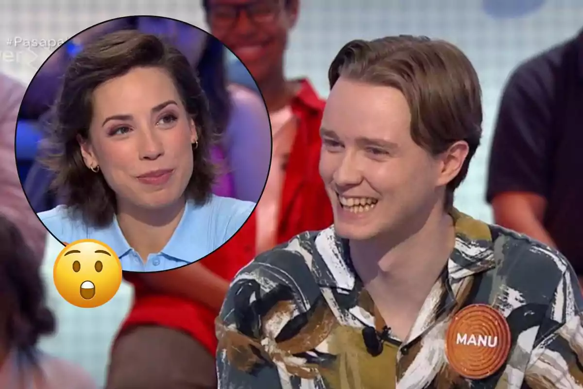 Dues persones participen en un programa de concursos, una dona apareix en un cercle amb expressió pensativa i un home somriu mentre porta una xapa amb el nom Manu, al costat d’un emoji de sorpresa.