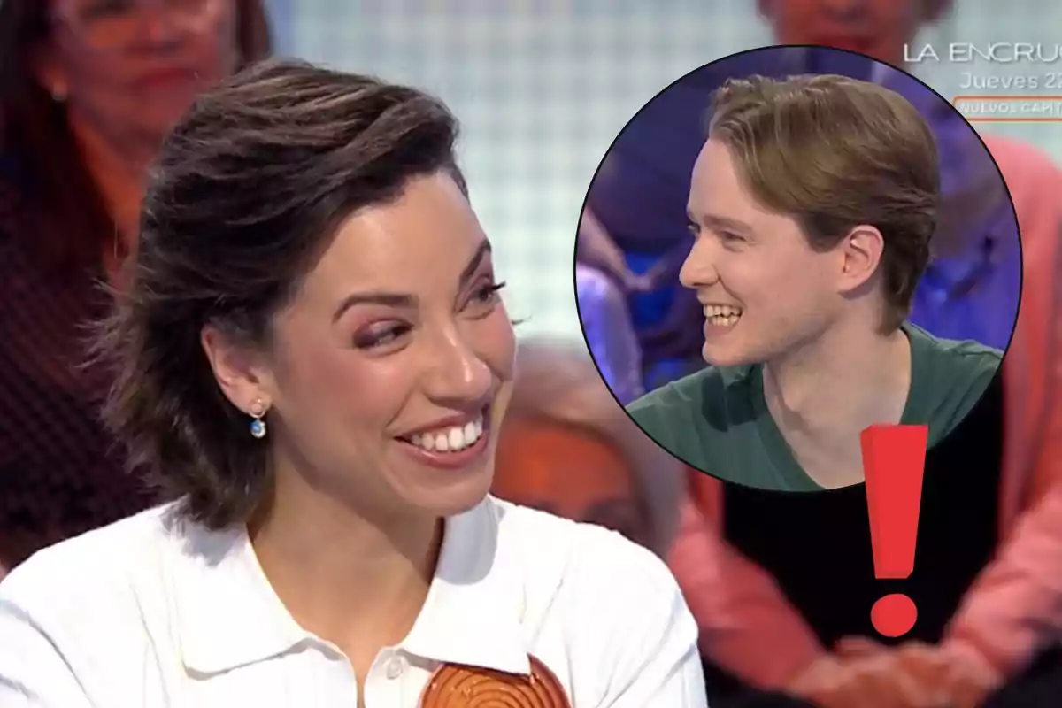 Una dona somriu en un programa de televisió mentre en un cercle apareix la imatge d’un home també somrient al costat d’un signe d’exclamació vermell.