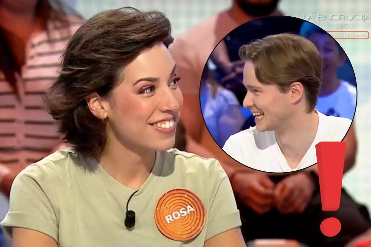 Rosa sonriente con una camiseta clara y una etiqueta con el nombre Rosa está en un programa de televisión, mientras en un círculo aparece Manu joven también sonriendo y un signo de exclamación rojo.