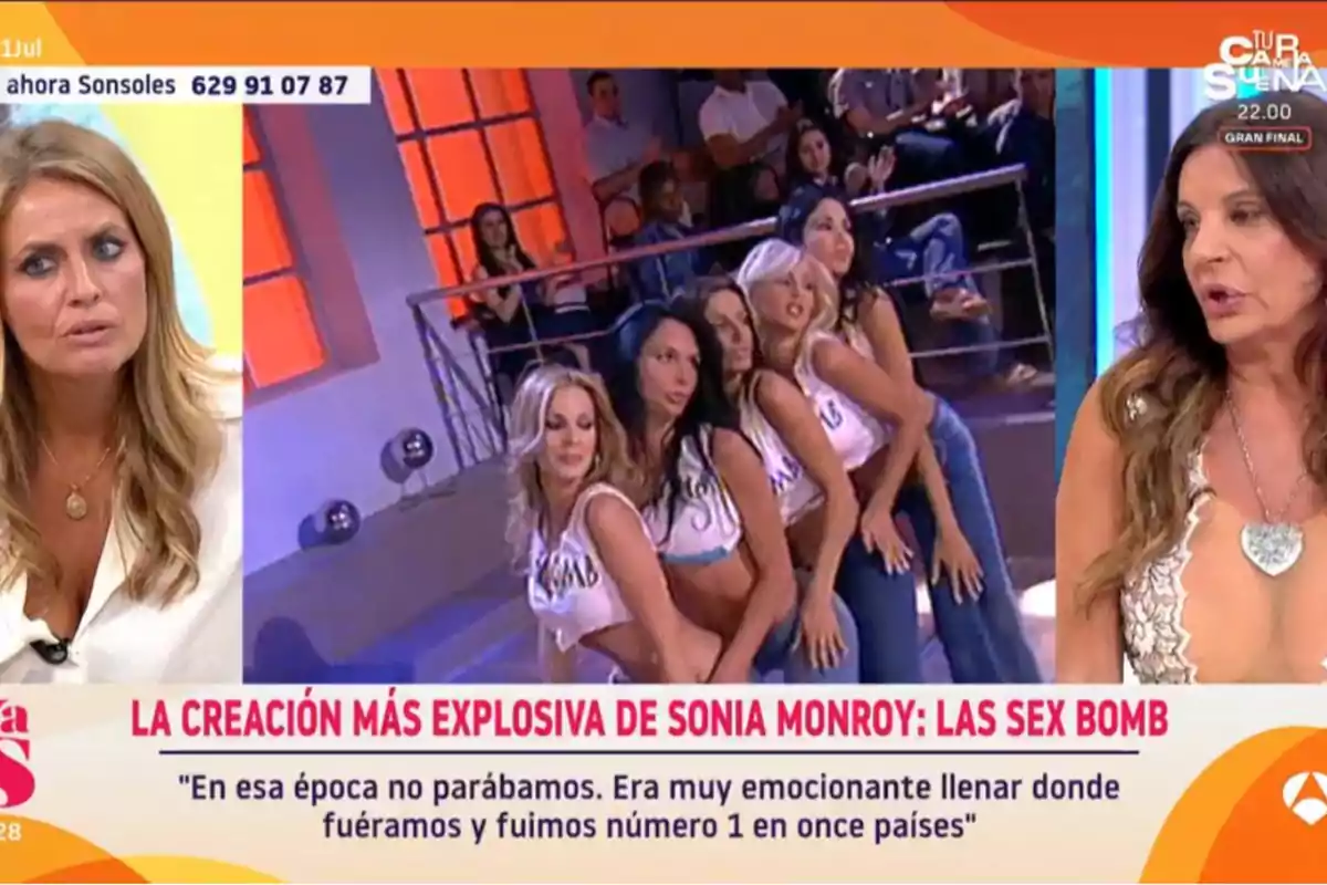 Dues dones conversen en un programa de televisió mentre al centre de la pantalla es mostra una imatge d’un grup de cinc dones posant en fila i el text a la part inferior parla sobre l’èxit de Les Sex Bomb.