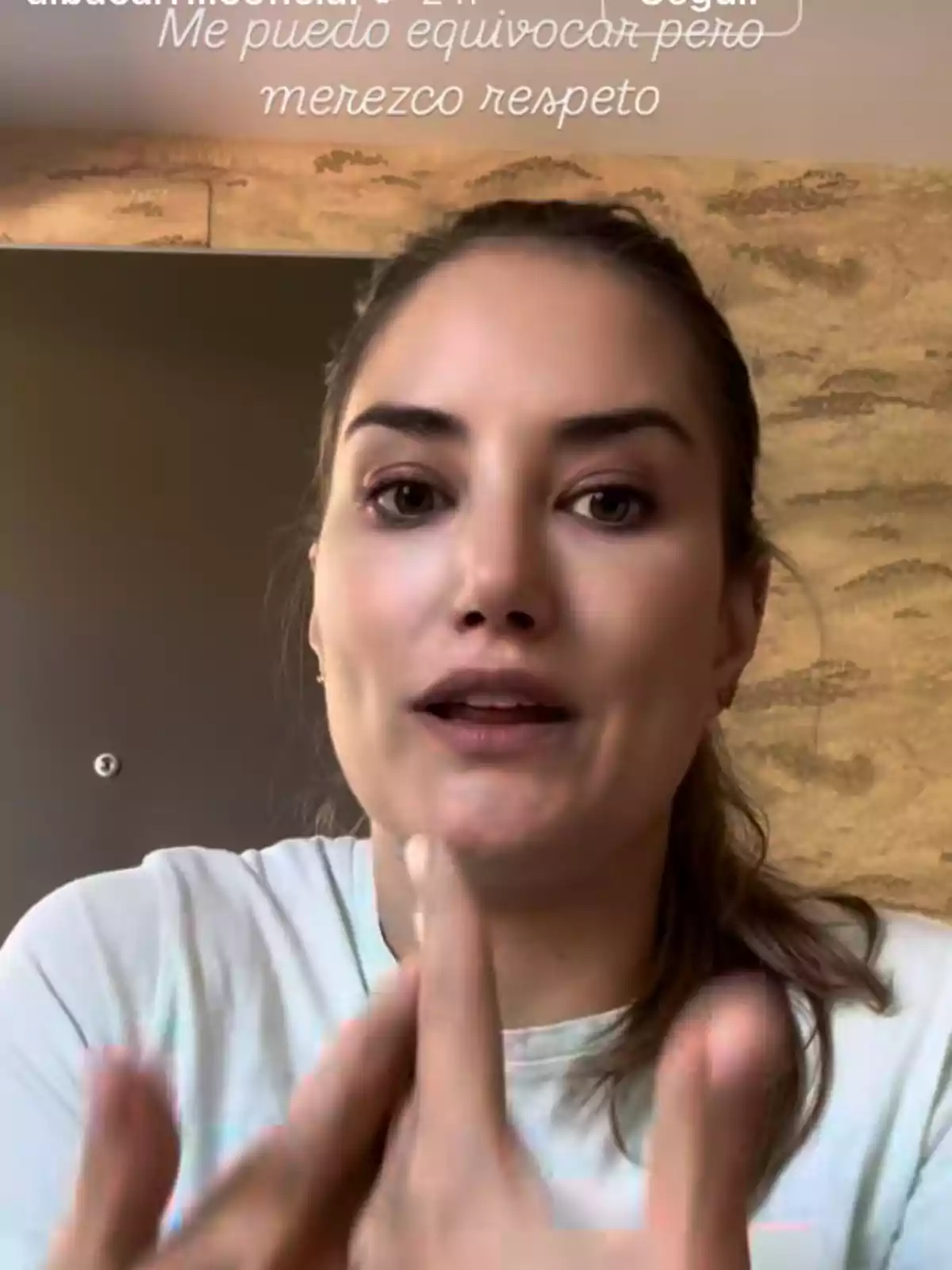 Alba Carrillo joven de cabello castaño recogido hablando frente a la cámara con gesto serio y fondo de pared clara Alba Carrillo joven de cabello castaño recogido hablando frente a la cámara con gesto serio y fondo de pared clara