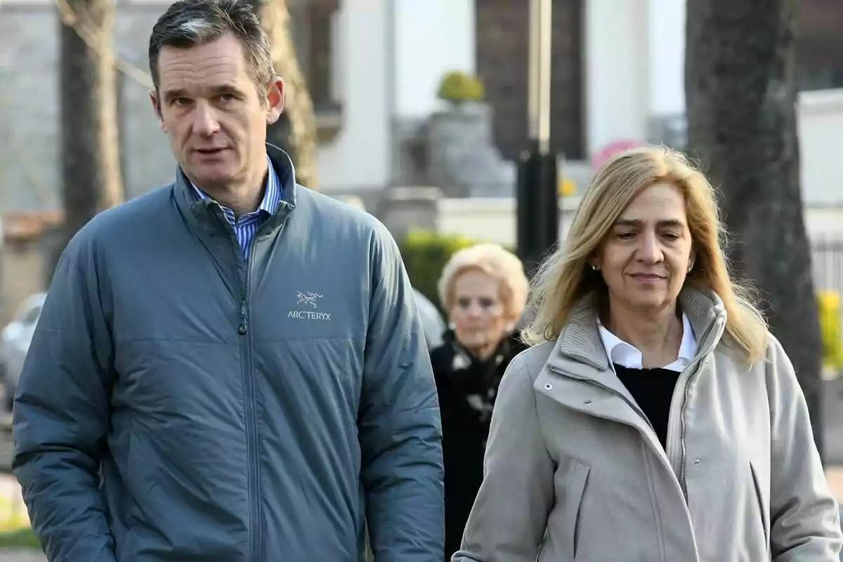 Infanta Cristina and Iñaki Urdangarín, in an archive image, walking together outdoors with an elderly person in the background in an urban setting. Infanta Cristina and Iñaki Urdangarín, in an archive image, walking together outdoors with an elderly person in the background in an urban setting.