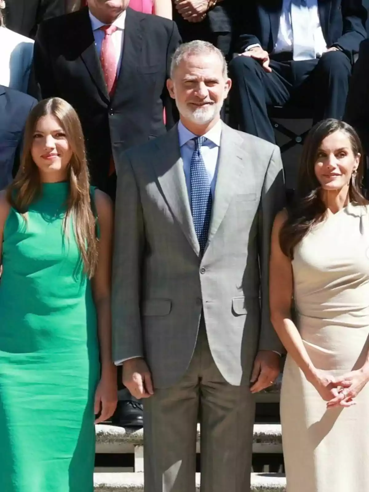 Imagen de la infanta Sofía junto a sus padres, Letizia Ortiz y Felipe de Borbón, todos sonrientes y mirando hacia la cámara. Imagen de la infanta Sofía junto a sus padres, Letizia Ortiz y Felipe de Borbón, todos sonrientes y mirando hacia la cámara.