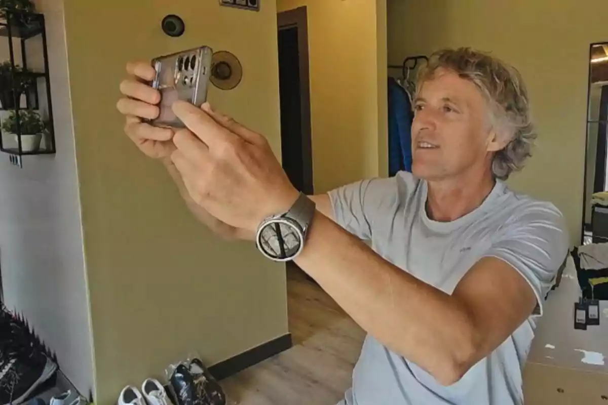 Jesús Calleja amb samarreta clara fent-se una selfie amb un telèfon mòbil en una habitació il·luminada Jesús Calleja amb samarreta clara fent-se una selfie amb un telèfon mòbil en una habitació il·luminada
