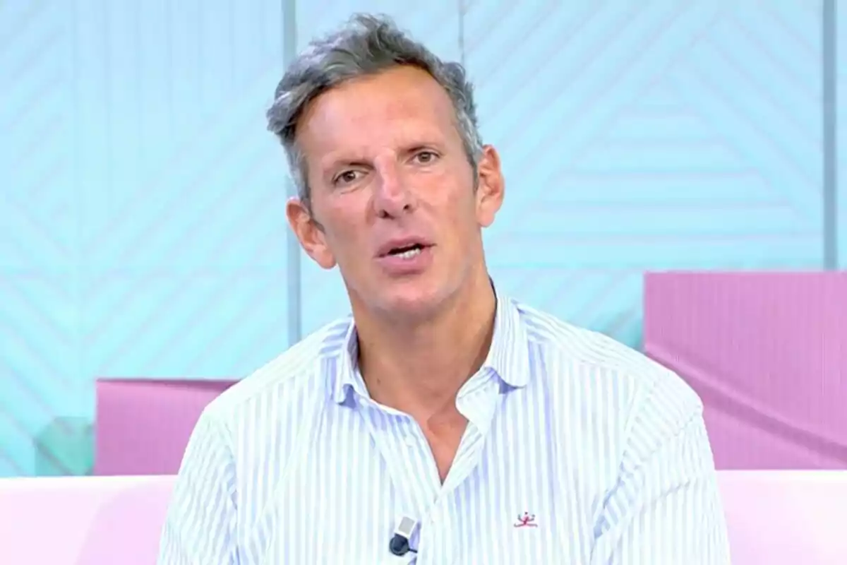 Pla mitjà de Joaquín Prat amb rostre neutre assegut al plató del programa 'Vamos a Veure' de Telecinco. Pla mitjà de Joaquín Prat amb rostre neutre assegut al plató del programa 'Vamos a Veure' de Telecinco.