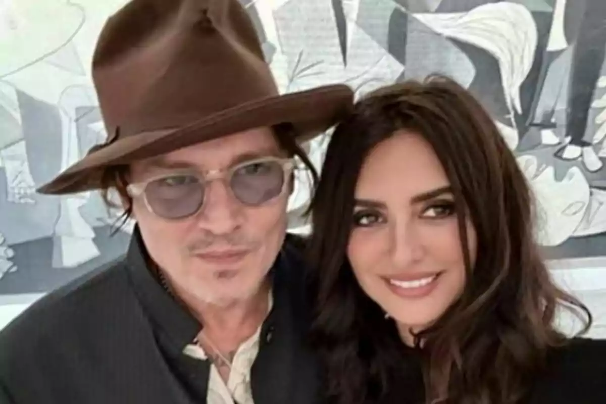 Two people pose together for a selfie: Johnny Depp and Penélope Cruz in Madrid. Two people pose together for a selfie: Johnny Depp and Penélope Cruz in Madrid.