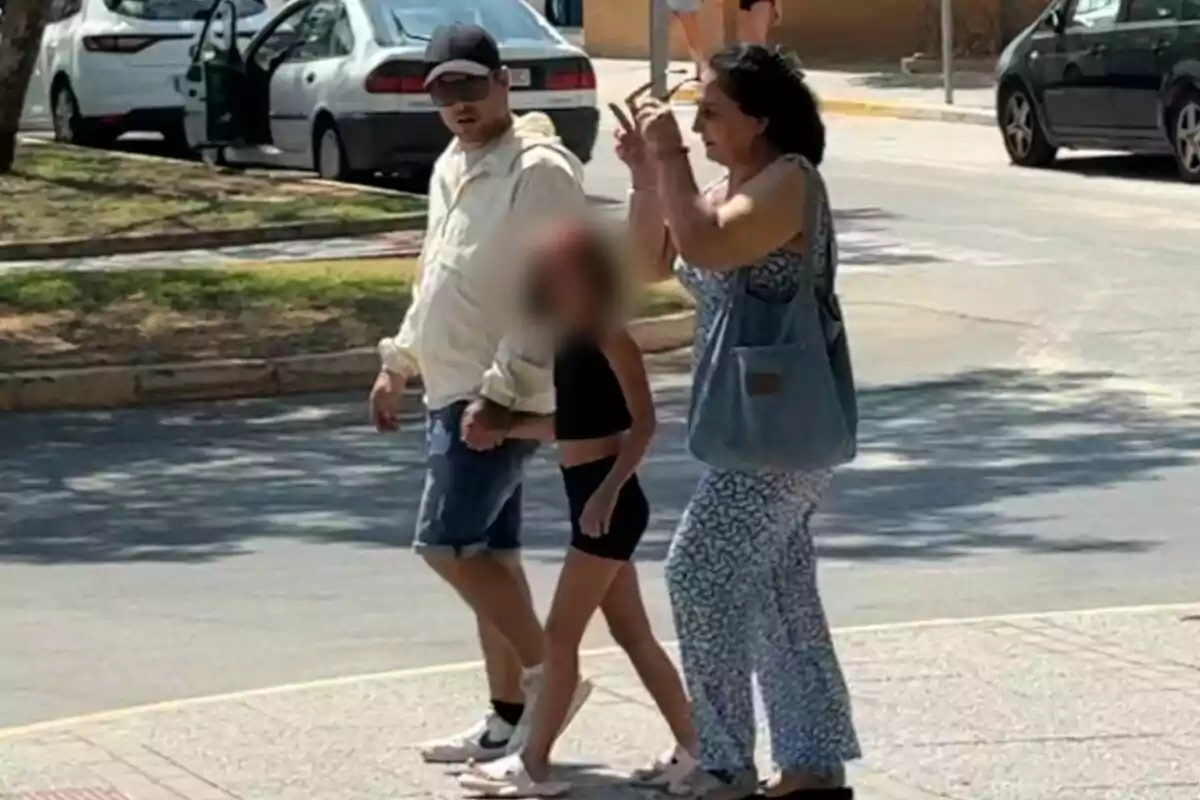 José Fernando juntament amb la seva filla i la mare de Michu, Inma, a la seva arribada al domicili familiar de la difunta, el 8 de juliol de 2025, a Arcos de la Frontera. José Fernando juntament amb la seva filla i la mare de Michu, Inma, a la seva arribada al domicili familiar de la difunta, el 8 de juliol de 2025, a Arcos de la Frontera.
